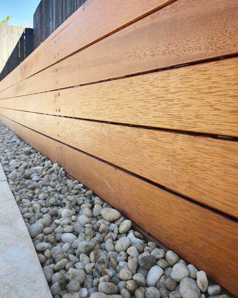 Hardwood garden cladding finished with white pebbles